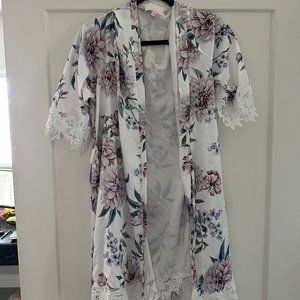 LE ROSE SERENA VEILED ROSE PRINTED LACE TRIM SATIN ROBE S/M